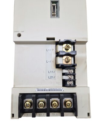 Frontansicht Mitsubishi Electric MDS-A-CV-300 Netzteil mit Steckanschl&uuml;ssen und Charge Lamp Anzeige
